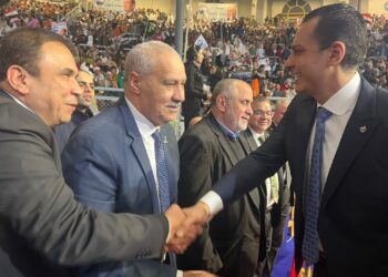 مدحت بركات يلتقي بامين حزب مستقبل وطن أثناء فاعليات “ايد بتزرع وايد بتساعد ” ويشيد بالفاعليه