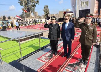 محافظ المنوفية ومدير الأمن يضعان إكليلاً من الزهور علي النصب التذكاري لشهداء الشرطة بمعسكر قوات الأمن بقويسنا