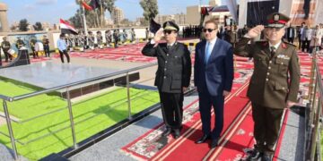 محافظ المنوفية ومدير الأمن يضعان إكليلاً من الزهور علي النصب التذكاري لشهداء الشرطة بمعسكر قوات الأمن بقويسنا