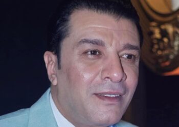 مصطفى كامل يزور أشرف زكى ويتمنى له الشفاء بعد أزمته الصحية