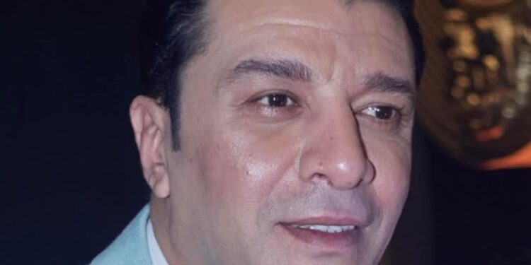 مصطفى كامل يزور أشرف زكى ويتمنى له الشفاء بعد أزمته الصحية