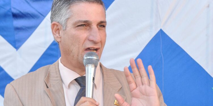 كمال عبدالقادر قيادة تربوية تستحق التقدير يا وزير التعليم