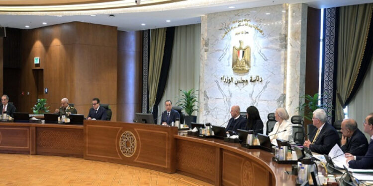 مجلس الوزراء يشيد ببيان القمة العربية بشأن اعتماد خطة مصر لإعادة إعمار غزة