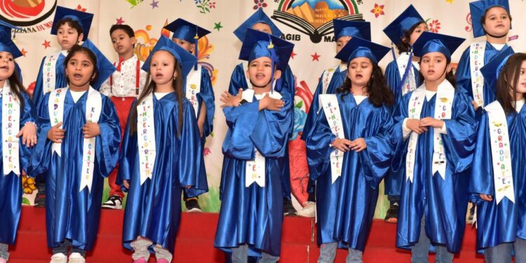 رانيا يحيى والبقلى فى احتفالية نهاية العام بمدرسة نجيب محفوظ بميلانو