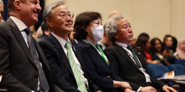 الأمين العام للمجلس الأعلي للثقافة الأستاذ الدكتور أشرف العزازي يحضر احتفال سفارة كوريا الجنوبية بمرور 30 عاما على العلاقات الدبلوماسية المصرية الكورية نائبا عن وزير الثقافة