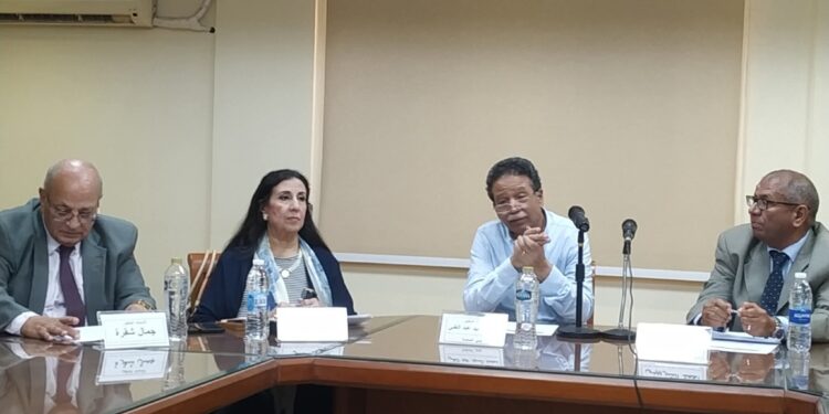 التماسك والالتفاف حول القيادة السياسية والوحدة الوطنية بمائدة مستديرة عنوانها “الشخصية المصرية وتحولاتها في القرن العشرين” بالأعلي للثقافة
