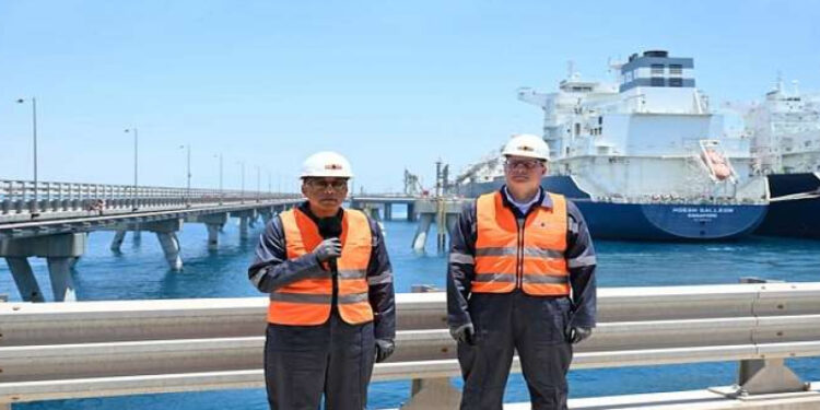 بالفيديو .. رئيس الوزراء يؤكد عقب جولته فى السخنة : سيكون لدينا الشهر القادم ثلاث سفن تغزيز لتأمين احتياجاتنا من الغاز المسال