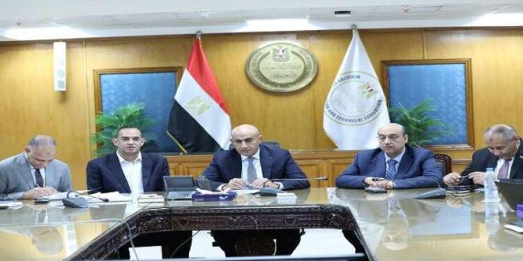 وزير التربية والتعليم يواصل متابعة غرفة عمليات امتحانات الثانوية العامة للعام الدراسى 2024/2025