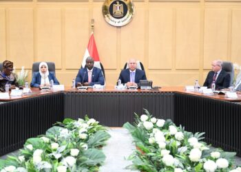 وزير الصناعة والنقل يلتقي وزير النقل والطيران بجمهورية سيراليون