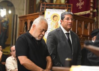 أشرف زكي يشارك في مراسم جنازة الفنان الكبير لطفي لبيب