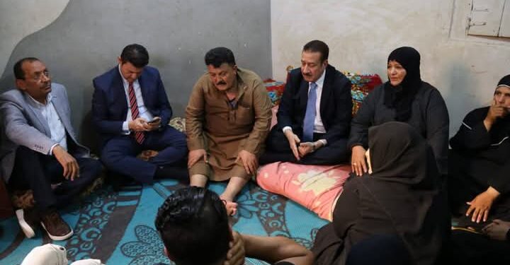 محافظ المنوفية يقدم واجب العزاء لوالد سائق حادث الطريق الإقليمي بمنزله بطملاي بالمنوفية