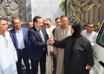 محافظ المنوفية يسلم سيارة ميكروباص جديدة لأسرة مالك سيارة حادث الإقليمي” صاحبة سيارة الحادث” ويكلف المرور والمواقف بإجراءات عاجلة لإنهاء التراخيص