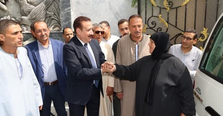 محافظ المنوفية يسلم سيارة ميكروباص جديدة لأسرة مالك سيارة حادث الإقليمي” صاحبة سيارة الحادث” ويكلف المرور والمواقف بإجراءات عاجلة لإنهاء التراخيص