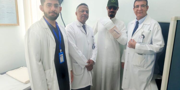بعد تعرضها للقطع التام مستشفى الملك عبدالعزيز بالأحساء يعيد كف يد مريض إلى الحياة بعملية معقدة