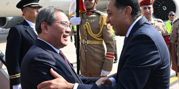 رئيس الوزراء يستقبل رئيس مجلس الدولة الصيني بمطار القاهرة الدولي