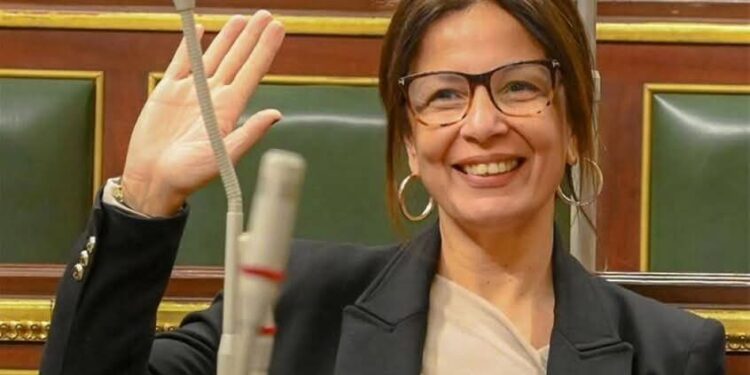 الفنان عبدالله الكاتب يقرأ لكم: ماكرون يمنح سيدة مصرية أرفع الأوسمة الفرنسية