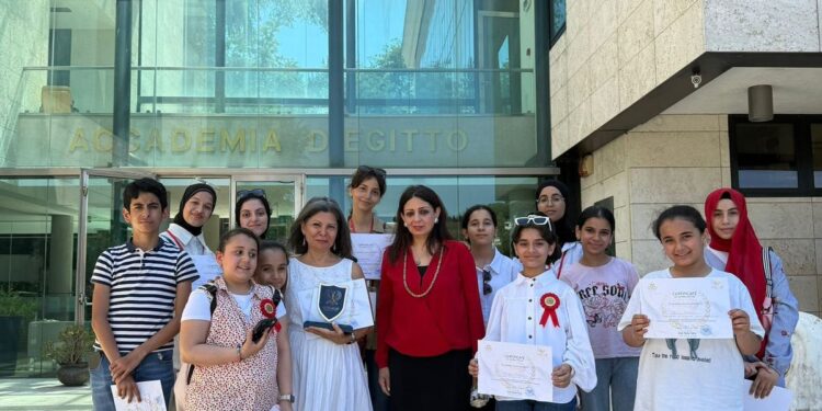 ‏رانيا يحيى تكرم طلاب الورشة المسرحية بالأ أكاديمية المصرية للفنون بروما تحت إشراف سلوى محمد على