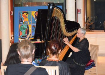 رانيا يحيى تكرم الفنانين المشاركين فى امسية الادب المصري بين الماضى والحاضر بروما