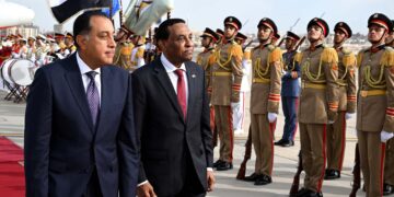 رئيس الوزراء يستقبل نظيره السوداني بمطار القاهرة الدولي