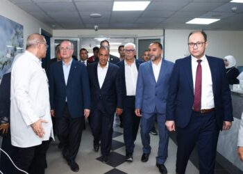 وزير الخارجية يرافق رئيس الوزراء الفلسطيني لزيارة الجرحى الفلسطينيين بمستشفى العريش العام