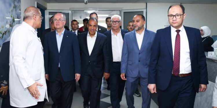 وزير الخارجية يرافق رئيس الوزراء الفلسطيني لزيارة الجرحى الفلسطينيين بمستشفى العريش العام