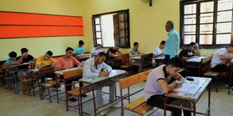 طلاب الثانوية العامة دور ثان يؤدون امتحان الفيزياء والتاريخ