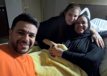 كريم الحسيني يساند زوجته فى فترة المرض.. ودنيا عبد العزيز تدعم صديق الطفولة
