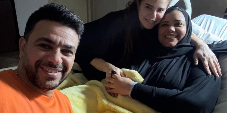 كريم الحسيني يساند زوجته فى فترة المرض.. ودنيا عبد العزيز تدعم صديق الطفولة