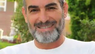 هالة الدمراوى تكتب عن واقعة أحمد عبدالعزيز وعادة السلام والأحضان والطبطبة!