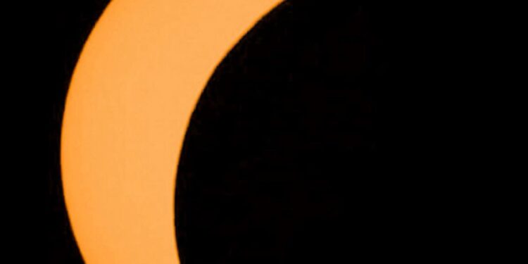 فلكية جدة… الأحد : كسوف جزئي عميق للشمس