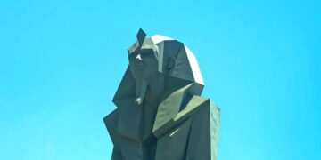 كتبوا عن المتحف الكبير والتمثال الكبير للنحات الدكتور ضياء عوض