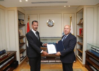 بعد إعادته لحقيبة تحوى أكثر من مليون جنيه لأجنبيتين.. وزير النقل يكرم سائق أتوبيس: (نموذج مشرف)