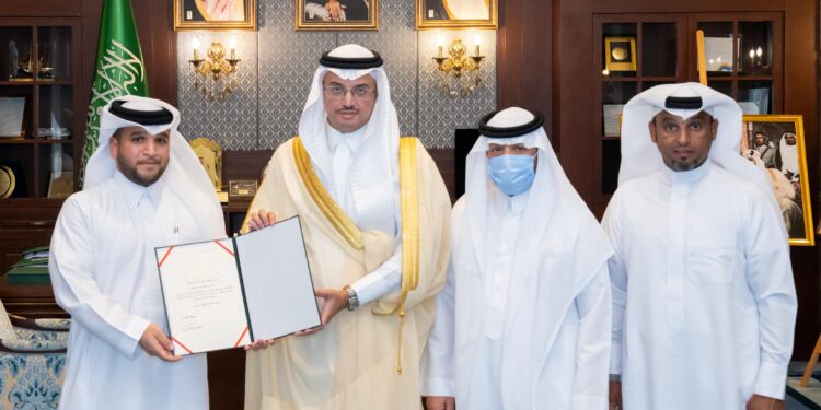 سمو محافظ الأحساء يكرّم مواطنًا تبرع بإحدى كليتيه لوالده