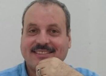 الدكتور محمد الجنايني بين سماعة الطبيب وأضواء الكاميرا