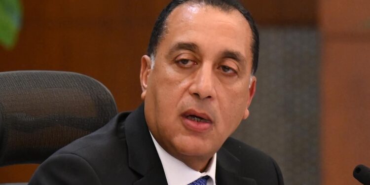 رئيس التحرير ينقل سؤال المغتربين والحاجزين بمشروع بيت الوطن لدولة رئيس الوزراء: هل الهيئة اعتادت تمييز المخالفين علي النظامين؟