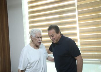 بتكليف من السيد رئيس الجمهورية بمتابعة حالته الصحية.. نائب رئيس مجلس الوزراء ووزير الصحة والسكان يزور الكابتن حسن شحاتة للاطمئنان على حالته الصحية