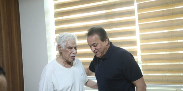 بتكليف من السيد رئيس الجمهورية بمتابعة حالته الصحية.. نائب رئيس مجلس الوزراء ووزير الصحة والسكان يزور الكابتن حسن شحاتة للاطمئنان على حالته الصحية