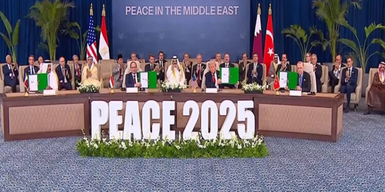 قادة مصر والولايات المتحدة وتركيا وقطر يوقعون وثيقة اتفاق غزة فى”قمة شرم الشيخ للسلام”