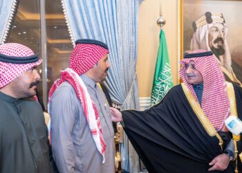 أمير تبوك يكرم شقيقين لأمانتهم ويقدم لهم مكافأة مجزية