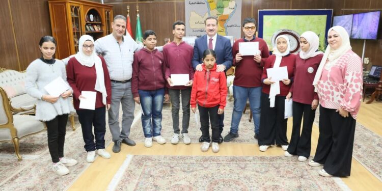 محافظ المنوفية يكرم الطلاب المتفوقين بمدرسة  النور للمكفوفين بشبين الكوم ويهديهم مكافآت مالية تحفيزاً لهم