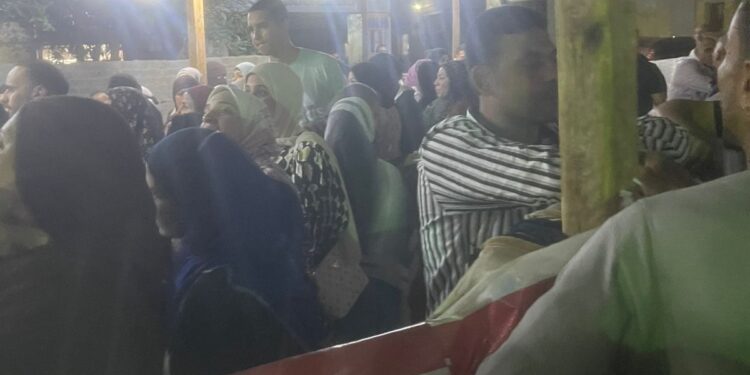 ويتواصل الإقبال على اللجان الانتخابية بمدرسة المنوات حتى بداية ساعات الليل