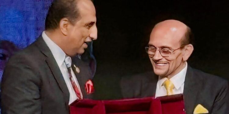 احتفاء أممي بالفنان محمد صبحي ومنحه وسام التفرد في الإبداع الثقافي وتبعية الأمم المتحدة من اتحاد المبدعين العرب.