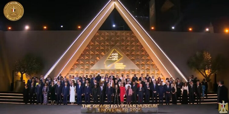 الرئيس السيسى و قرينته يستقبلان القادة والملوك والزعماء المشاركون فى حفل المتحف المصرى الكبير