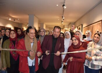 إعلان جوائزه اليوم.. قنديل يفتتح معرض مشاريع طلاب الفنون الجميلة بجاليري ضي المهندسين (صور)