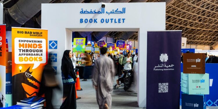 الكتب المخفّضة تستقطب زوّار معرض جدة للكتاب 2025