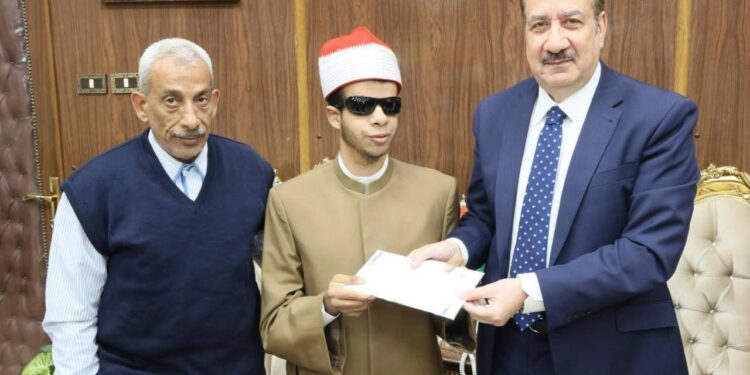 محافظ المنوفية يكرم الطالب عبدالرحمن مهدى ابن قرية طبلوها لحصوله على المركز الأول في المسابقة العالمية للقرآن الكريم