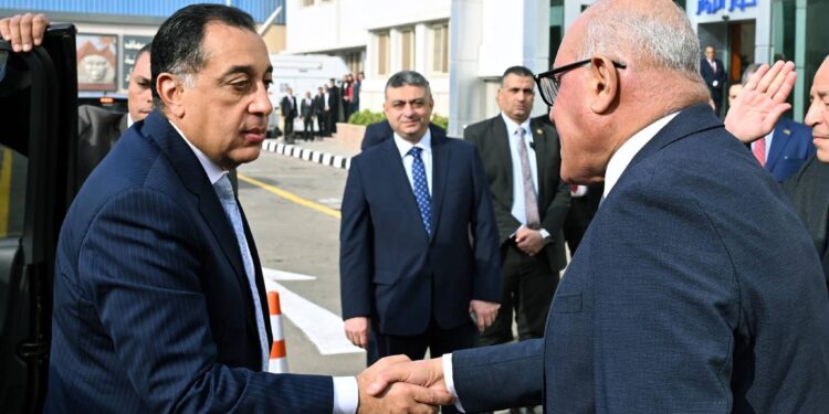 رئيس الوزراء يتفقد أعمال تطوير مصنع عربات السكك الحديدية ومترو الأنفاق “سيماف” بحلوان