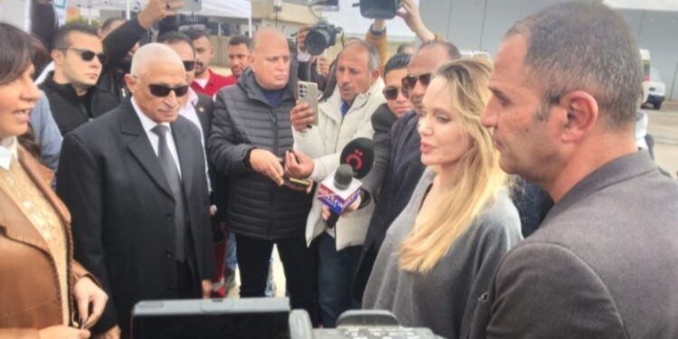 الصور الأولى من زيارة أنجلينا جولي لمعبر رفح لتفقد دخول المساعدات إلى غزة