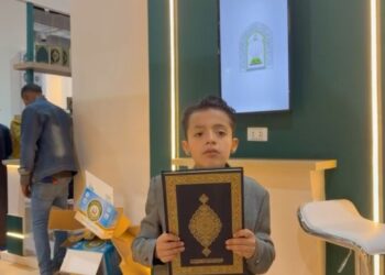 مشهد عفوي مؤثر عبر طفل مصري زيارته جناح وزارة الشؤون الإسلامية