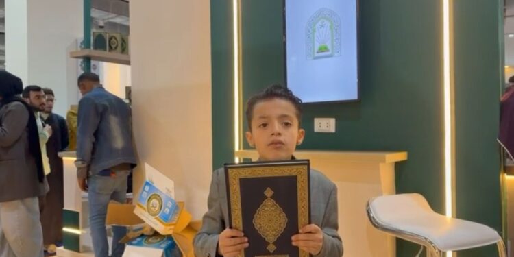 مشهد عفوي مؤثر عبر طفل مصري زيارته جناح وزارة الشؤون الإسلامية